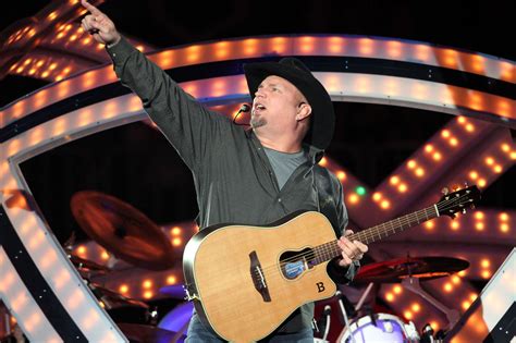 Garth Brooks Came Up With A Stunning Performance Of "Mom" On The Ellen ...