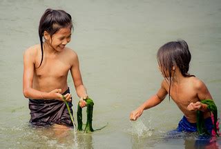 Kaipen | Two girls collect river weed from the Nam Khan rive… | Flickr