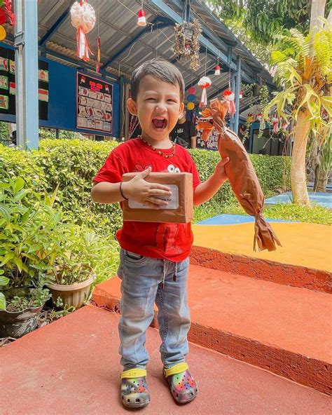 10 Potret Henny Rahman Jualan Bakso di Sekolah Anak, Laris!