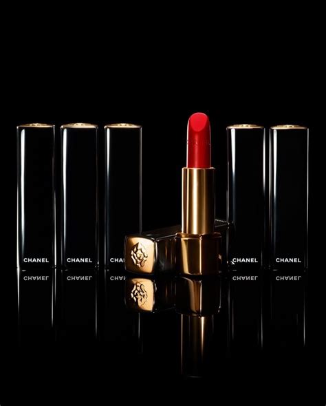 Últimas Tendencias: Rianne van Rompaey sorprende con el lápiz labial Allure Velvet de Chanel Rouge