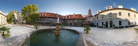 Castle Courtyard - the fountain 360 Panorama | 360Cities