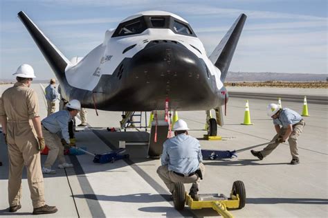 Shuttle-like Dream Chaser spacecraft makes glide test flight