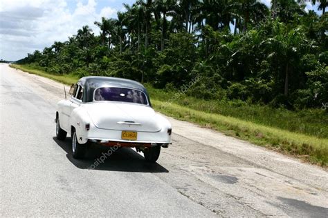 Vintage cuban car – Stock Editorial Photo © stocktributor #54290067