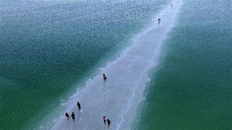 Fenomena Mengapung ala Laut Mati di Pantai Tureloto Nias Utara - paperplane