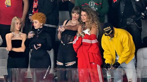 Taylor Swift, Travis Kelce celebrate Chiefs' Super Bowl win with a kiss ...