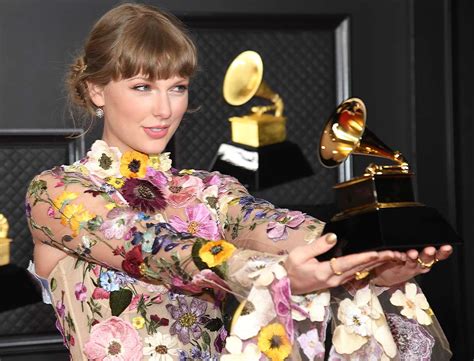 Taylor Swift Expertly Handled a Wardrobe Malfunction at the 2021 Grammys