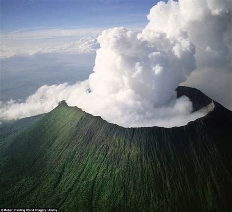 The World's Coolest Pictures Of Volcano Eruptions