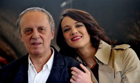 Asia Argento news | Il padre Dario Argento non crede alle accuse: "È un complotto"