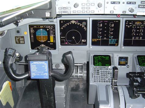 Boeing 717 Cockpit | Midwest Airlines 717 at Milwaukee, WI | Alex Calderon | Flickr