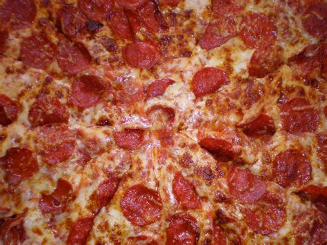 File:KS pepperoni pizza.JPG - Wikimedia Commons