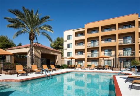 Swimming pool at the Courtyard Marriott Phoenix Airport - Picture of Courtyard by Marriott ...