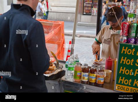 Hot dog vendor in Manhattan, New York City Stock Photo - Alamy