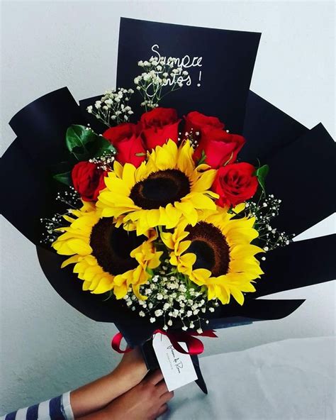 Ramo de girasoles y rosas rojas | Sunflowers and roses, Sunflower ...