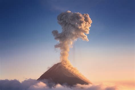 How I Photographed an Erupting Volcano in Front of the Milky Way