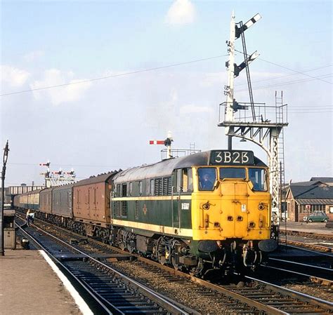 Class 31 Diesel approaches Peterborough (1968) | PETERBOROUGH IMAGES ARCHIVE