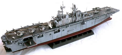 The Great Canadian Model Builders Web Page!: USS Iwo Jima (LHD-7)