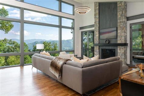 A modern house perched above the picturesque North Carolina mountains