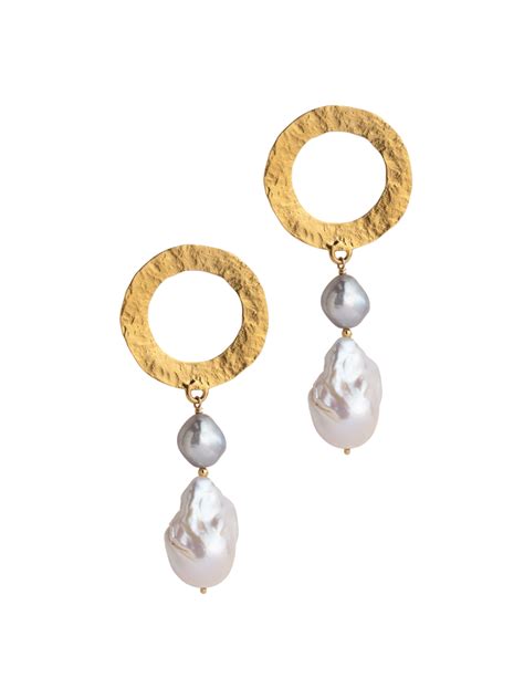 Golden pearl drops by Kitty Joyas | Finematter