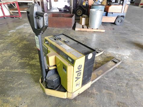 YALE ELECTRIC PALLET JACK, 4,000 LB CAPACITY, MODEL MPB040ACN24C2748, S/N A827N28625X, 24V, W/ BU