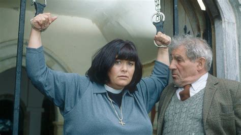 Vicar of Dibley star Trevor Peacock dies at 89 - BBC News