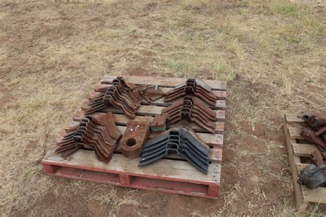 Lot 48 - Pallet chisel plow points | AuctionsPlus