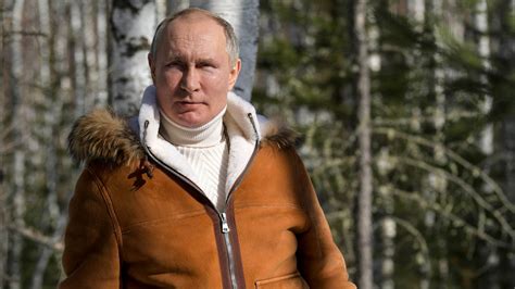 Vladimir Putin poses in sheepskin on snowy Siberian retreat as tensions ...