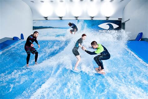 Indoor surfing přímo v Praze na hodinu | Stips.cz