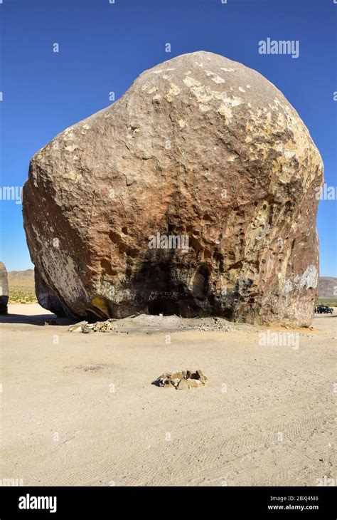 Giant Rock in the mojave desert Landers, California Stock Photo - Alamy