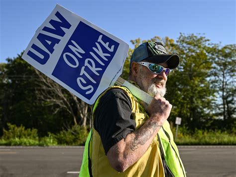 UAW reaches tentative deal with Chrysler parent Stellantis to end 6-week strike : NPR