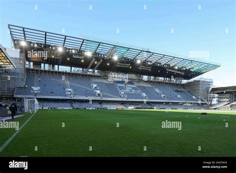 Fulham riverside stand hi-res stock photography and images - Alamy