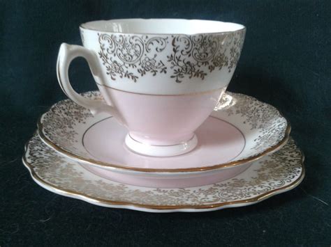 VINTAGE ROYAL VALE ENGLISH FINE BONE CHINA 21 PIECE PINK & GOLD TEA SET | in Newcastle, Tyne and ...