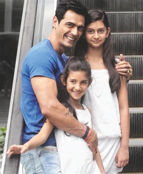 Bollywood Actor Arjun Rampal Family Photos - MERE PIX