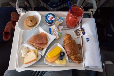 14 airline meals you'll actually want to eat 💺🍝👌🏼 in 2020 | Food, Airplane food, Airline food