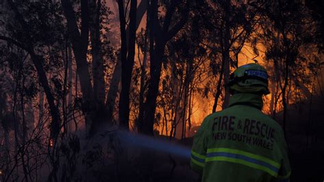 Several dead, hundreds of homes burned in Australia's 'mega fire' | News | Al Jazeera