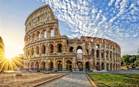 perbandingan colosseum dan stadium - Melissa Turner