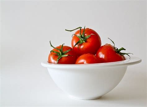 How to blanch tomatoes (for freezing) - The Wisebaker