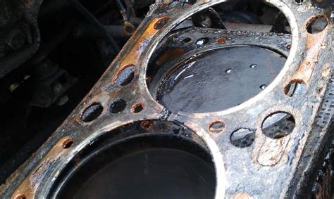 Head Gasket Leak – Symptoms & Causes – Engineerine