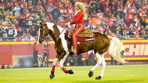 Chiefs Mascot / Kansas City Chiefs Mascot Seriously Injured During ...