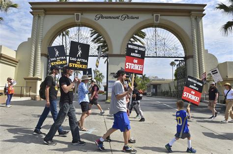 Hollywood plunges into all-out war over strike - Photos - Washington Times