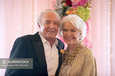 ELLEN BURSTYN and JAMES CAAN in QUEEN BEES (2021), directed by MICHAEL LEMBECK. - SuperStock