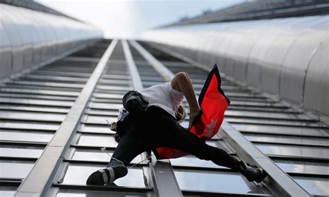 French “spiderman” climbs Paris skyscraper for Nepal - World - DAWN.COM