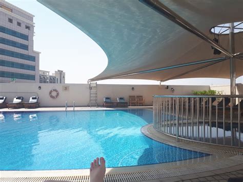 "Pool" Hotel Mövenpick Bur Dubai (Dubai) • HolidayCheck (Dubai | Vereinigte Arabische Emirate)