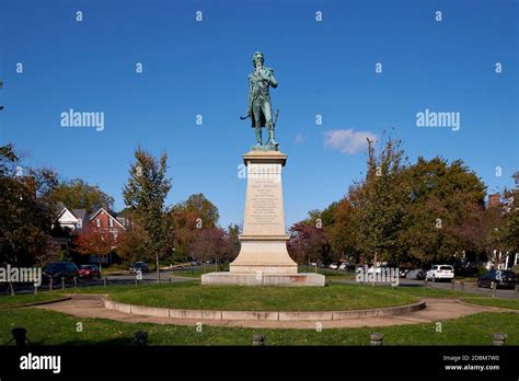 Monument to Revelutionary War General Hugh Mercer in a street median ...