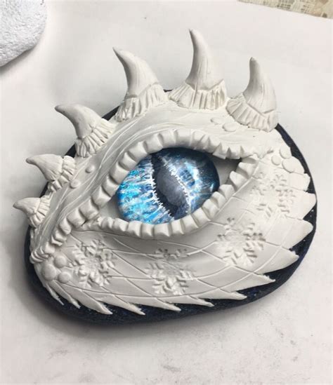 Dragon Eye | Sculpture clay, Polymer clay dragon, Clay dragon