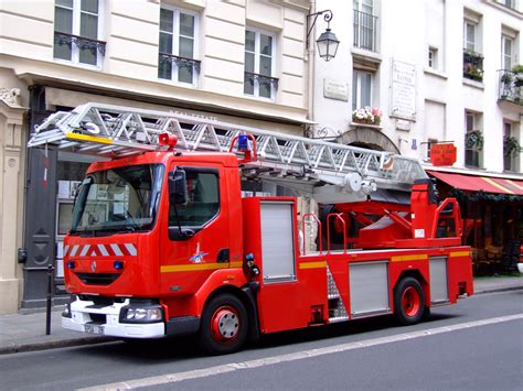 File:Sapeurs Pompiers de Paris Renault 220 dCi.JPG - Wikimedia Commons