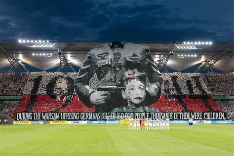 Legia Warschau erinnert mit Choreographie an Nazi-Morde - Champions ...