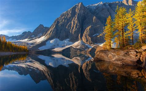 Kootenay, le Canada, le ciel, les montagnes, le lac, les arbres, la réflexion, l'automne Fonds d ...