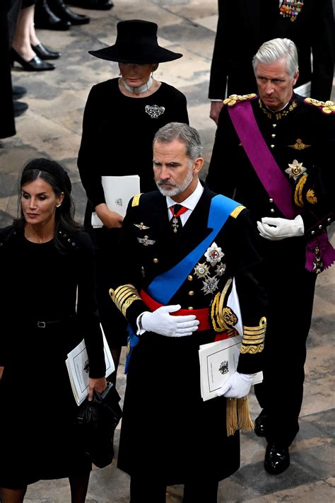 La reina Letizia y el vestido midi más elegante en el funeral de Isabel ...