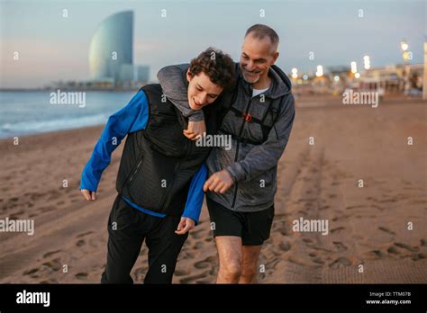 Arm around shoulder two people hi-res stock photography and images - Alamy