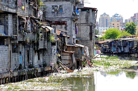 Manila slums: Forced to live in makeshift shanty towns built in ...